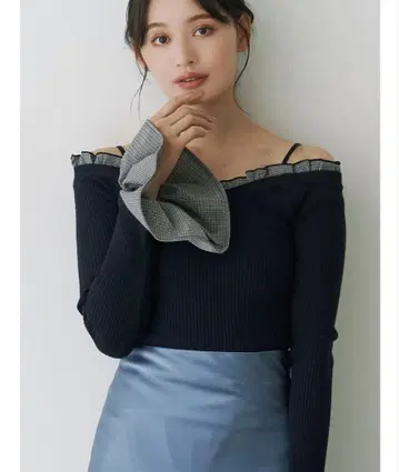 MERCURYDUO 이소재 프릴 오프숄더 리브 니트 네이비