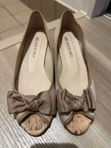 [ 새상품급 ] RODEO SKO 플레인 리본 웨지 샌들 베이지