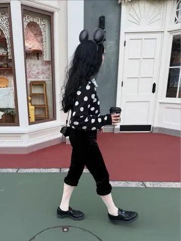 FEKETE 벨로아 프릴 카프리 팬츠