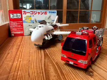 빨간색 소방차와 토미카 카고 점보 세트