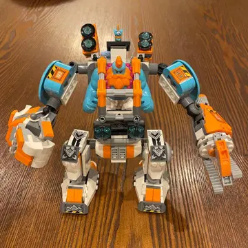 로봇형 블록 피규어 포함