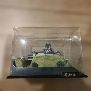 고치성 미니어처 모델 투명 케이스 포함