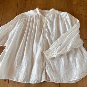 UNIVERSAL TISSU 프렌치 린넨 밴드 카라 블라우스