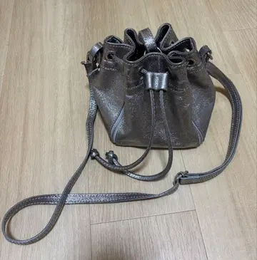 BEVNI 메탈릭 실버 복조리형 숄더백