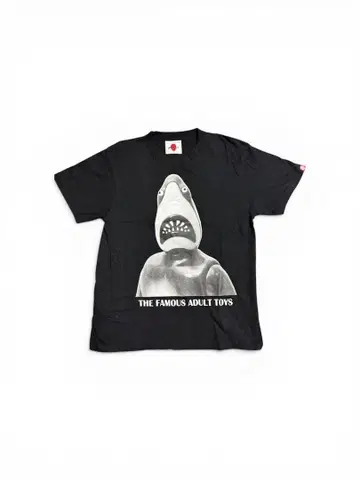 블랙 T셔츠 THE FAMOUS ADULT TOYS