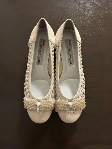 [새상품급] 컴포지션 나인 비즈 리본 펌프스 24.0cm 베이지