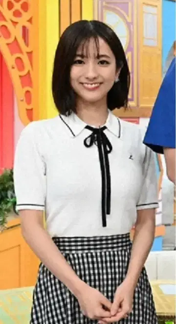 릴리안 캐럿 타무라 마사코 착용 폴로 칼라 니트