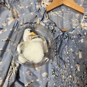 핑크하우스 스완 레이크 포그 블루 원피스 봉제 인형 코사지