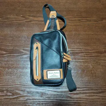 합성 피혁 슬림 숄더백 블랙 브라운