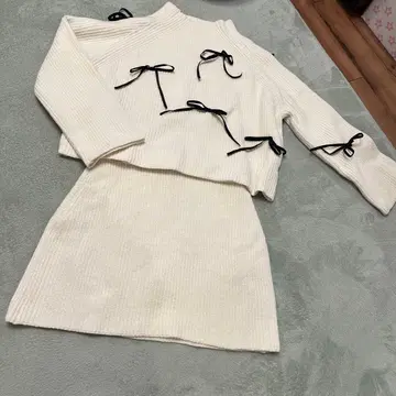 리본 포함 아이보리 셋업