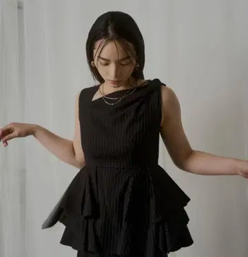 트위스트 넥 페플럼 세트업 팬츠 스트라이프