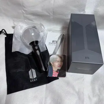 BTS 응원봉과 공식 굿즈 세트