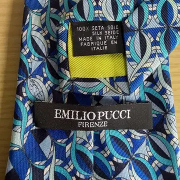 에밀리오 푸치 넥타이