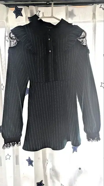 NOEMIE 스트라이프 패턴 프릴 블라우스 & 숏팬츠 셋업