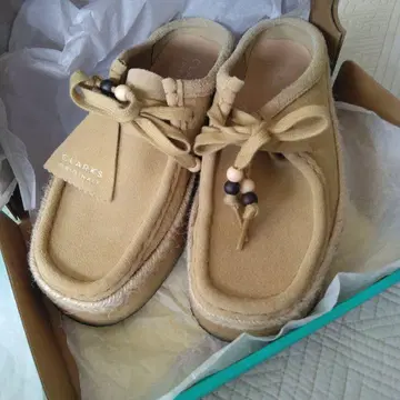 CLARKS ORIGINALS 베이지 모카신 슬립온