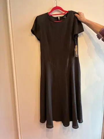 SANYO 다크 브라운 반팔 무릎 기장 원피스