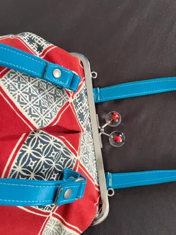 가마구치 백 빨간색과 파란색 패턴