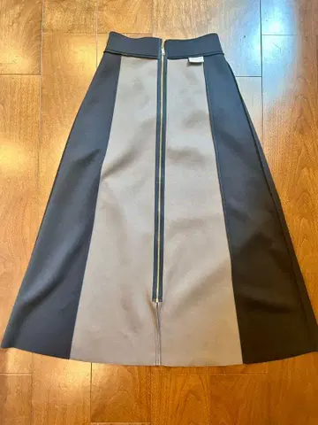 에이미 로우 리버서블 본딩 레터링 스커트 블랙