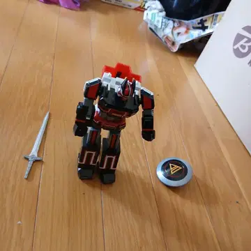 검과 쉴드가 포함된 로봇 피규어