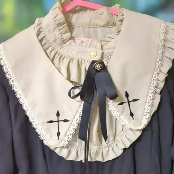 고딕풍 블랙과 베이지 긴팔 셔츠