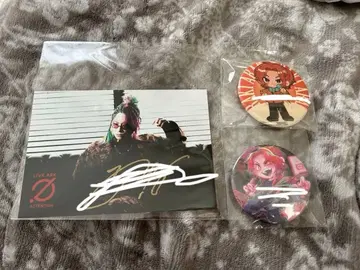 우타이테 아라키 사인 포함 엽서와 배지 세트
