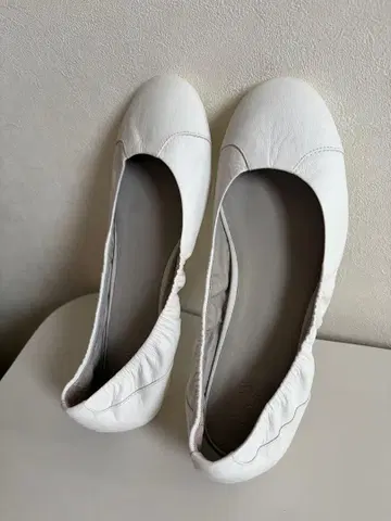 마가렛호웰 화이트 가죽 플랫슈즈