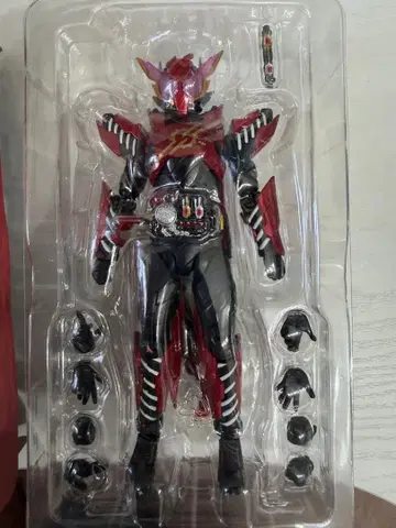 SHF 가면라이더 빌드 토끼토끼 폼 피규아트