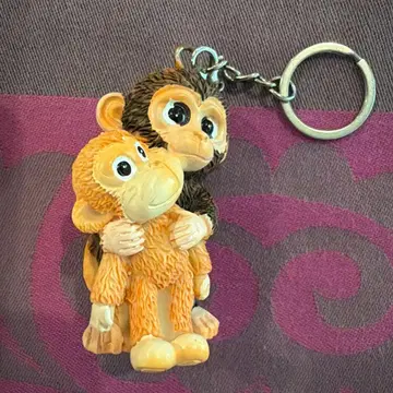 원숭이 키링 2마리가 껴안는 디자인