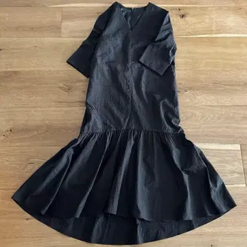 어반 리서치 LA MAISON V넥 개더 절개 원피스