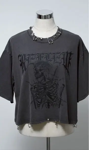 REFLEM 메탈 부품 넥 크롭 스컬 T셔츠