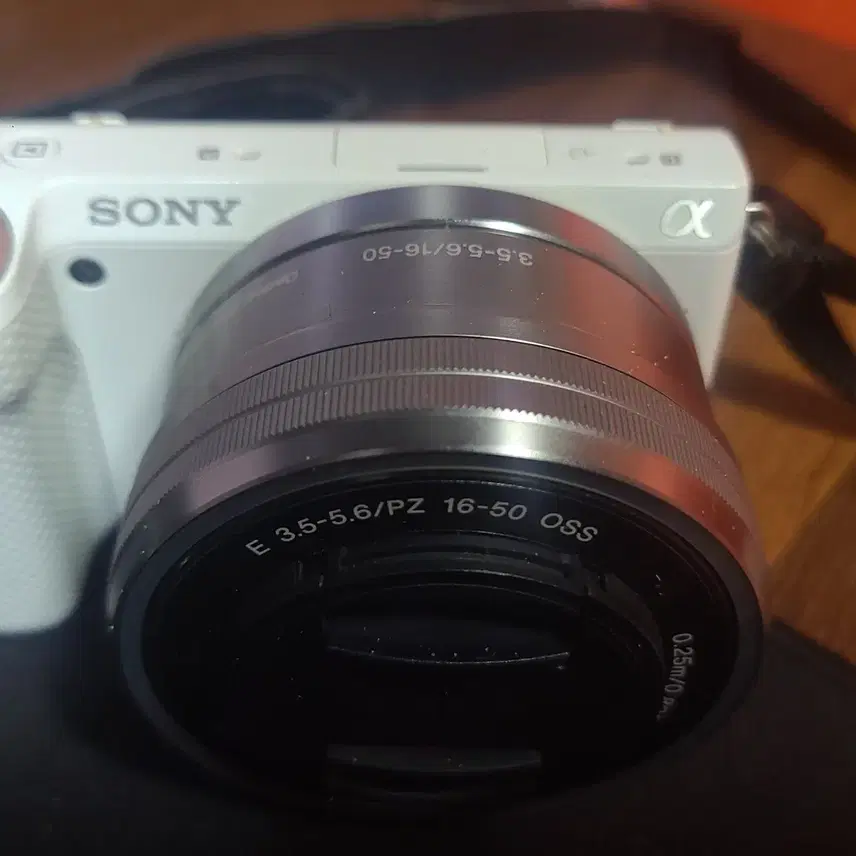 소니 미러리스 NEX-5R 바디+렌즈 팝니다.