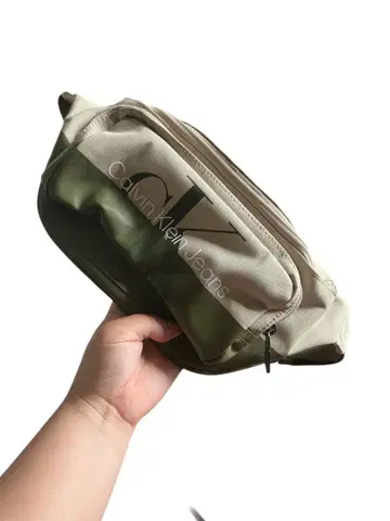 캘빈 클라인 진스 바디백 베이지 올리브 미사용