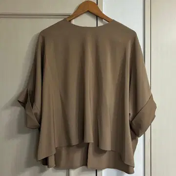 [새상품] 그레디 브릴리언트 AuieF 판초풍 돌먼 블라우스