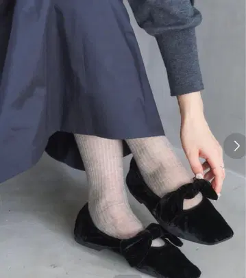 블랙 벨벳 리본 포함 플랫슈즈