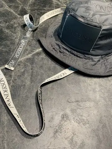 JW ANDERSON 로고 블랙 버킷햇