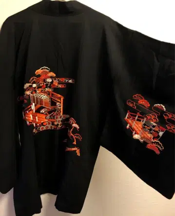 블랙 베이스 빨흰 자수 겉옷 고급