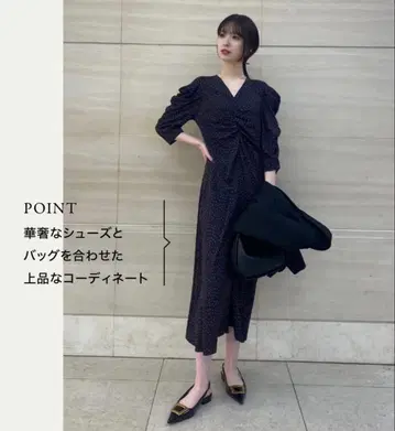 [새상품급] 미라 오웬 V넥 턱 개더 도트 원피스