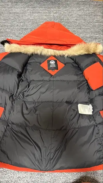CANADA GOOSE 오렌지 다운 자켓