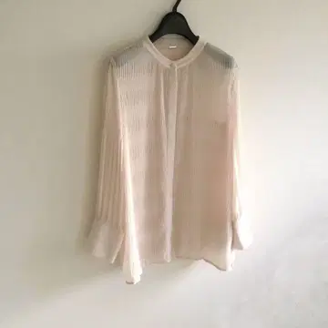 Mila Owen(밀라 오웬) 스탠드 카라 마조리카 플리츠 블라우스