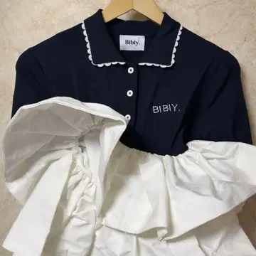 bibiy Bibiy. ROSIEPEPURAMUTOP 페플럼 상의