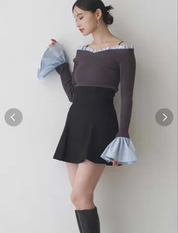 MERCURYDUO 이소재 프릴 오프숄더 리브 니트