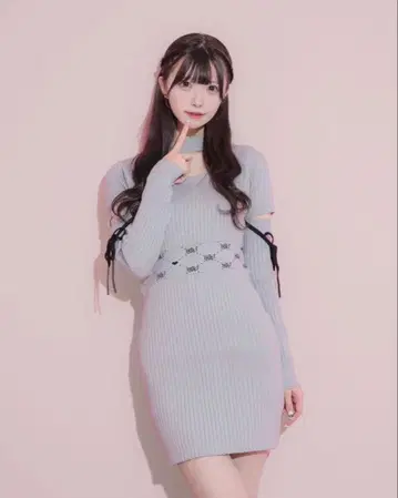 pium 허리 모노그램 초커 니트 원피스