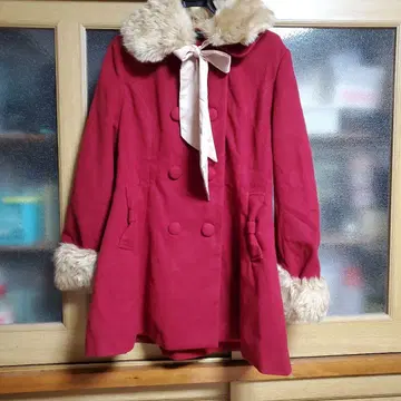 퍼 달린 빨간색 더블 브레스트 코트