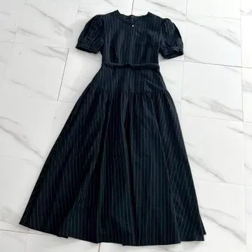 Herlipto 핀 스트라이프 벨티드 플레어 드레스