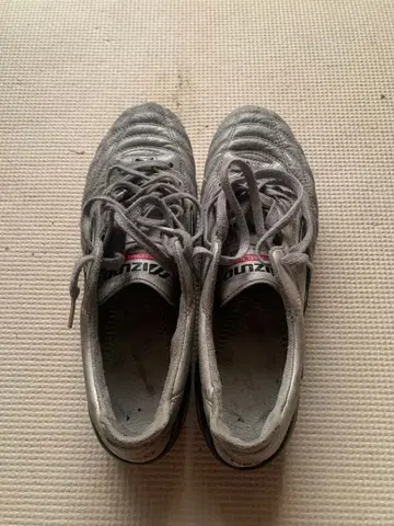 미즈노 축구화 스파이크 그레이