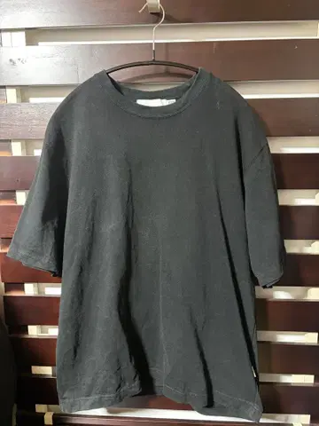 SO SHOP & HOSTEL 블랙 T셔츠