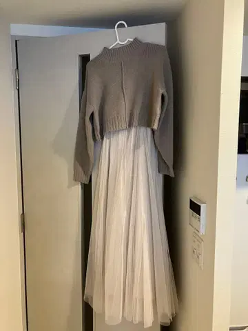 snidel 그레이 크롭 스웨터와 튤 슬립 드레스 세트