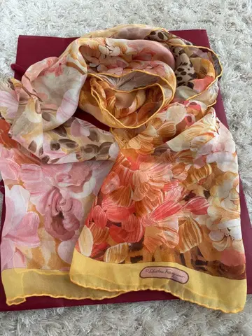 페라가모 꽃무늬와 레오파드 무늬 스톨