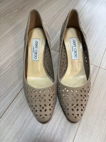 지미추 베이지 펌프스 36