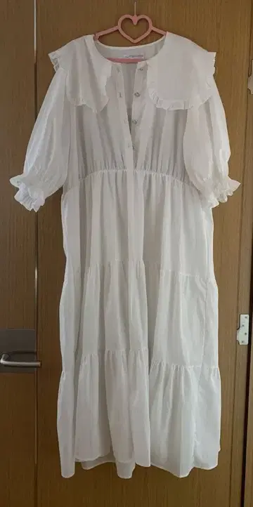 DearMyLove 6L 화이트 원피스 프릴 옷깃 티어드 하트 버튼